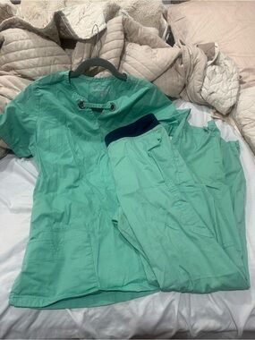 Unbranded Women’s Mint Green Scrub Top and Pants Set